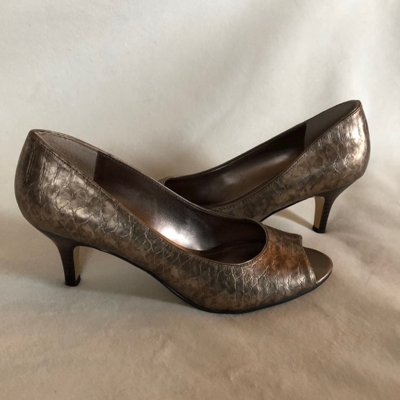 Subtle snake print metallic heels! - Picture 4 of 4
